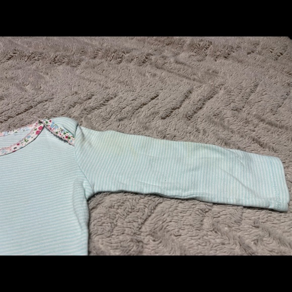 Carters 18 month long sleeve onesies. 1 with matching bottoms. - Picture 7 of 7